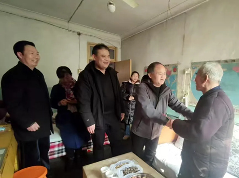 公司領導春節慰問離退休老干部和困難職工